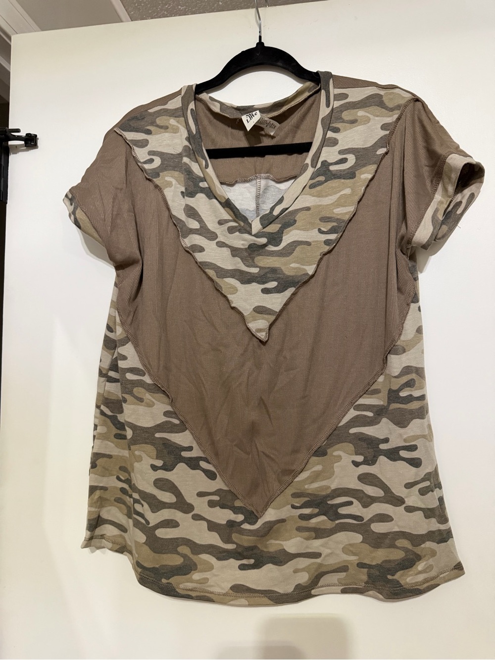 Ladies V-Neck Short Sleeve Tee in Taupe Camo